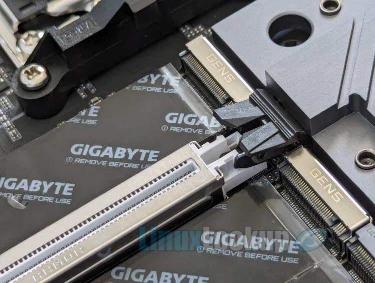 GIGABYTE X670E AORUS MASTER Motherboard Linux Review